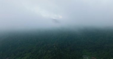 Dağlar ve orman tropik bölgelerdeki bulutlarla kaplı. Sumatra, Endonezya.