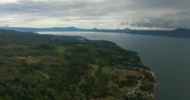 Toba Gölü 'nün ve Samosir Adası' nın sahilde evleri olan havadan görünüşü. Sumatra, Endonezya.