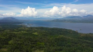 Yeşil ormanlarla kaplı yeşil dağların arasında Mavi Pantabangan Gölü. Filipinler, Luzon.