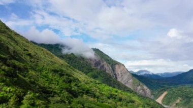 Luzon adasındaki dağ manzarası. Dağlar yağmur ormanlarıyla kaplı, hava manzaralı. Luzon Adası, Filipinler 'deki Cordillera. Yaz ve seyahat tatil konsepti.