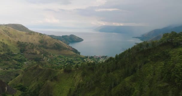 托巴湖空中俯瞰着热带植被的群山 印度尼西亚苏门答腊 — 图库视频影像