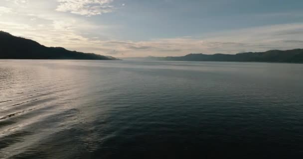日落时飞越托巴湖水面 印度尼西亚苏门答腊 — 图库视频影像