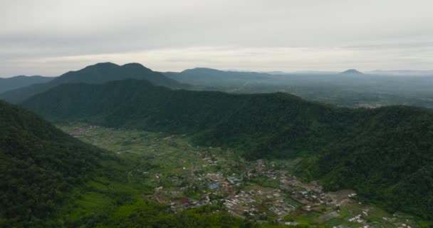 Drone Aéreo Cidade Entre Montanhas Terras Agrícolas Vale Montês Sumatra — Vídeo de Stock