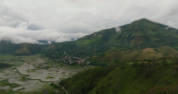 Luftdrohne Über Ackerland Und Stadt Tal Zwischen Den Bergen Sumatra — Stockvideo