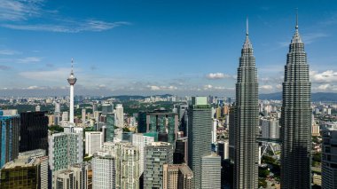 Kuala Lumpur, Malezya - 11 Eylül 2022: Petronas ikiz kuleleri ve Menara Kuala Lumpur ile Kuala Lumpur şehri.