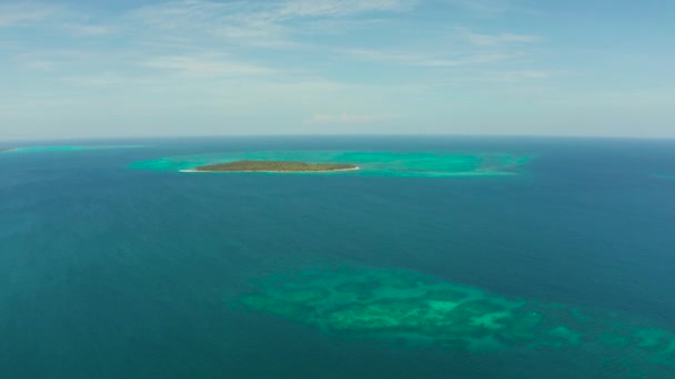 Isla Tropical Con Playa Arena Por Atolón Con Arrecife Coral — Vídeo de stock