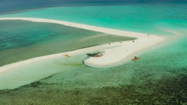 サンゴ礁と青い海に囲まれた観光客と熱帯の島と砂浜 空中ビュー サンドバー環礁砂のバーとサンゴ礁のある島 夏と旅行の休暇のコンセプト キャミギン — ストック動画
