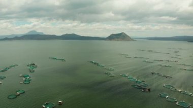 Filipinler 'deki Luzon adasında balık çiftliği ve Taal volkanı olan bir göl. Hava aracı, Yaz ve Seyahat Tatil Konsepti.