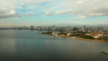 Manila 'nın iş merkezi Makati şehri yukarıdan görünüyor. Günbatımında Asya metropolü. Seyahat tatili kavramı.