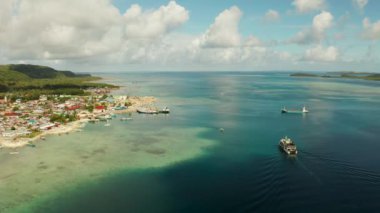 Siargao adasında feribot ve kargo gemileri ile yolcu limanı, havadan görünümü. Dapa Feribot Terminali. Siargao, Filipinler.