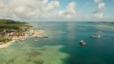 Körfezde yük gemileri ve feribotlar, üst manzara. Dapa Feribot Terminali. Siargao, Filipinler.