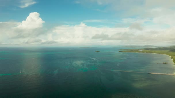 Синє Море Атолом Кораловим Рифом Острови Під Небом Хмарами Вид — стокове відео