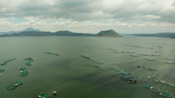See Mit Fischfarm Und Vulkan Taal Auf Der Insel Luzon — Stockvideo