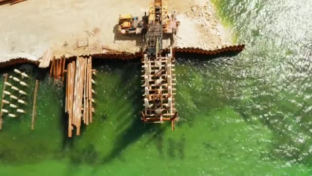 Spundwandmaschine Auf Baustelle Die Bau Befindliche Brücke Über Die Bucht — Stockvideo