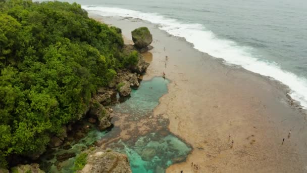 Playa Tropical Con Piscinas Roca Natural Piscinas Roca Natural Magpupungko — Vídeo de stock