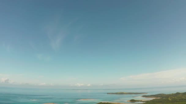 Повітряний Вид Блакитне Море Атолом Островами Кораловим Рифом Проти Неба — стокове відео