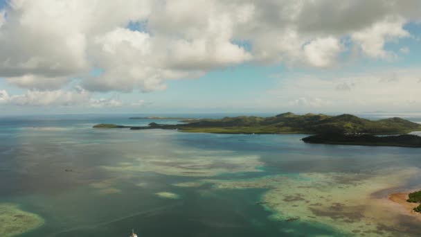 Tropiska Öar Med Turkosa Korallrev Vatten Blå Himmel Med Moln — Stockvideo