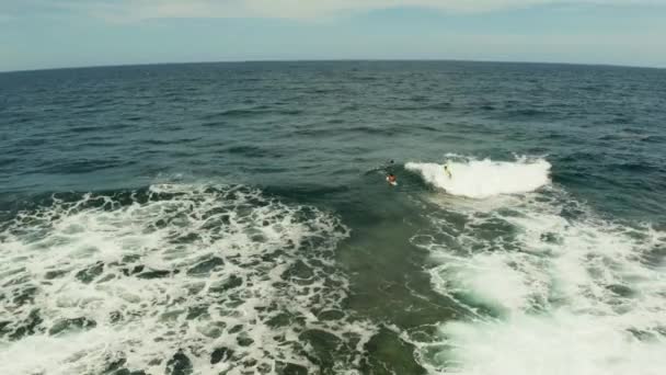 Серферів Хвилях Місці Хмара Острові Сіаргао Знаменитий Плями Surf Зверху — стокове відео