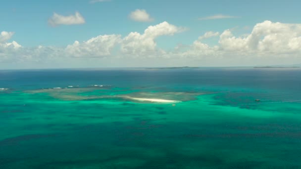 Mercan Resifli Mavi Deniz Gökyüzünün Altındaki Bulutlu Adalar Üst Manzara — Stok video