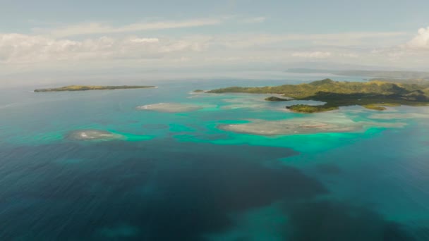 Αεροφωτογραφία Της Γαλάζιας Θάλασσας Ατόλλη Νησιά Και Κοραλλιογενή Ύφαλο Ενάντια — Αρχείο Βίντεο