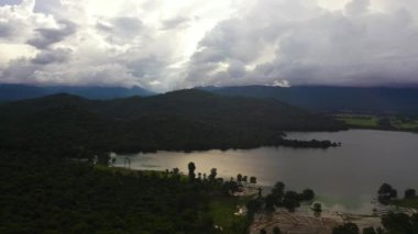 Vadideki gölün ve akşamları ormanla kaplı dağların insansız hava aracı..