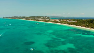 Turistli tropik plaj ve açık mavi deniz manzaralı. Yaz ve seyahat tatili konsepti. Boracay, Filipinler