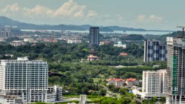 Modern binalarla Kota Kinabalu şehrinin en iyi manzarası. Borneo, Sabah, Malezya.