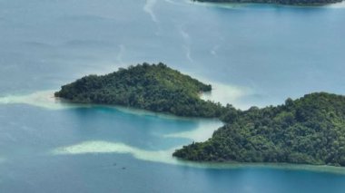 Turkuaz suyla tropik ada ve mercan adası. Tropik bölgelerde deniz manzarası. Borneo, Sabah, Malezya.