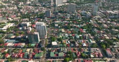 Manila şehrinin hava aracı. Asya 'nın en büyük metropolü. Gökdelenleri ve modern binaları var. Filipinler.