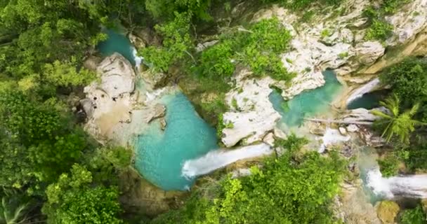 ジャングルに囲まれた山の峡谷の熱帯の滝の空中ドローン 稲葉館の滝 フィリピンのセブ — ストック動画