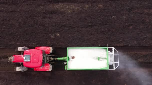 Tractor Tierras Agrícolas Aplica Fertilizantes Secos Para Mejorar Rendimiento — Vídeos de Stock