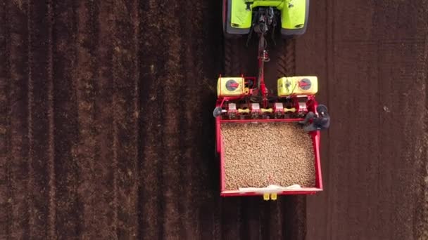 Flygdrönare Från Bonden Planterar Potatis Med Hjälp Modern Skördare Jordbruksidé — Stockvideo