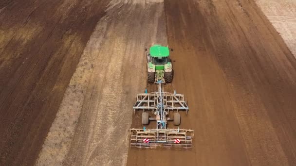 Luchtfoto Van Boer Trekker Verbouwt Veld Landbouwgronden Landbouwmachines Met Roterende — Stockvideo