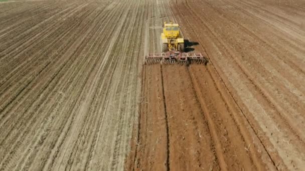 Légi Kilátás Mezőgazdasági Traktor Korong Eke Előkészítő Föld Vetés Boronás — Stock videók