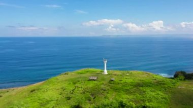 Tropikal bir adada deniz feneri, üst manzara. Yeşil adası olan güzel bir manzara. Yaz ve seyahat tatili konsepti. Basot Adası, Caramoan, Camarines Sur, Filipinler.