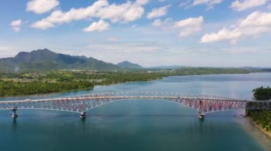 San Juanico Köprüsü Filipinler 'deki iki adayı birbirine bağlıyor. Adaların arasındaki yol köprüsü, üst manzara. Yaz ve seyahat tatil konsepti.