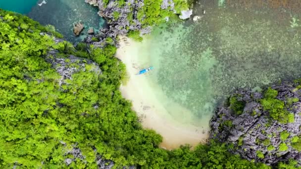 Тропічний Острів Атолі Бірюзовій Лагуні Скелястий Острів Білим Піщаним Пляжем — стокове відео