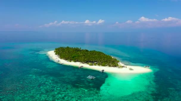 해변의 이곳은 지방으로 모래사장과 놀라운 청록색 바다가 펼쳐져 있습니다 필리핀의 — 비디오