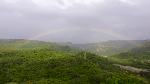 Berglandschap Met Een Regenboog Berglandschap Met Een Regenboog Het Eiland — Stockvideo