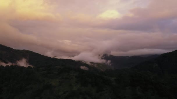 Picchi Montagna Tra Nuvole Durante Tramonto Colline Vallata Durante Tramonto — Video Stock