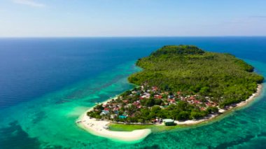 Himokilan Adası, Leyte Adası, Filipinler. Köyü ve beyaz plajı olan tropik bir ada. Adanın etrafındaki turkuaz su ve mercan resifleri. Yaz tatili konsepti.