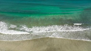 Tropikal kumsal ve mavi okyanusun havadan görünüşü. Yaz ve seyahat tatili konsepti. Mavi deniz ve kumlu sahil.
