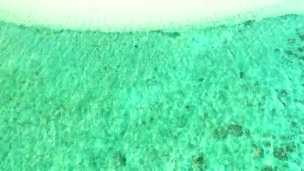 Transparentes Türkisfarbenes Meerwasser Natürlicher Hintergrund Die Oberfläche Von Meerwasser Einer — Stockvideo