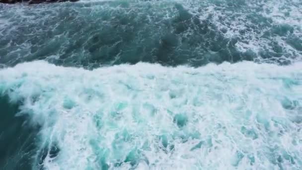 Okyanus Dalgalarının Hava Görüntüsü Mavi Arka Planı Kıyıya Yakın Köpüklü — Stok video
