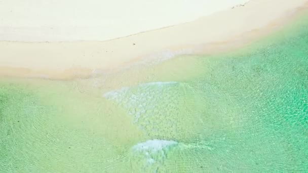 Голубая Морская Волна Чистом Песчаном Пляже Вид Сверху Прозрачная Лагуна — стоковое видео