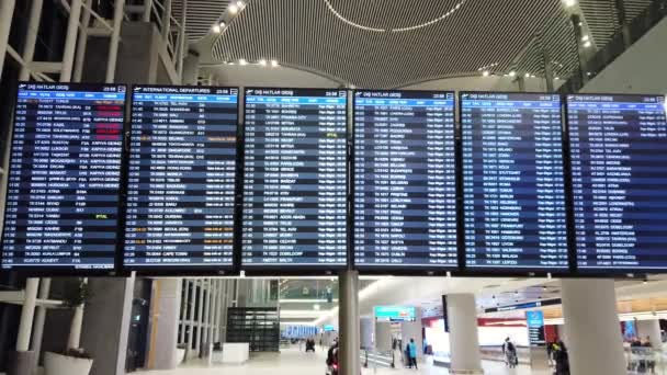 显示土耳其伊斯坦布尔机场起飞航班的飞行信息显示板 — 图库视频影像