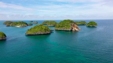 Turkuaz suda tropikal adalar kümesi olan deniz burnu, havadan deniz manzarası. Yüz Adalar Ulusal Parkı, Pangasinan, Filipinler. Meşhur turist eğlencesi, Alaminos. Yaz ve seyahat tatili