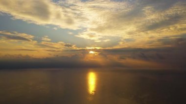 Denizin üzerinde gün doğumu, insansız hava aracının manzarası. Sabahın köründe deniz manzarası. SoGod Bay, Filipinler. Yaz ve seyahat tatil konsepti.