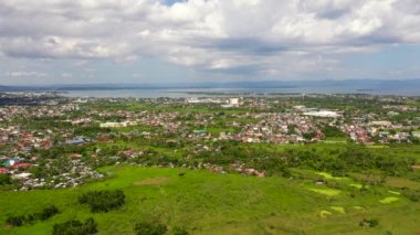 Tacloban, hava manzaralı. Kümülüs bulutlu şehir ve gökyüzü. Leyte Adası, Filipinler. Deniz kenarındaki Asya kasabası. Yaz ve seyahat tatil konsepti.