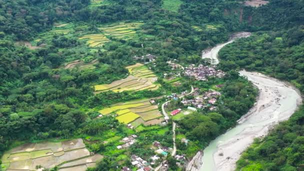 Vesnice Nachází Údolí Mezi Rýžovými Terasami Pěstování Rýže Severu Filipín — Stock video